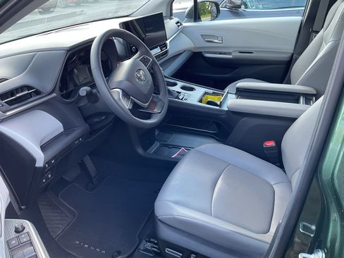 Used 2025 Toyota Sienna XLE FWD image 6