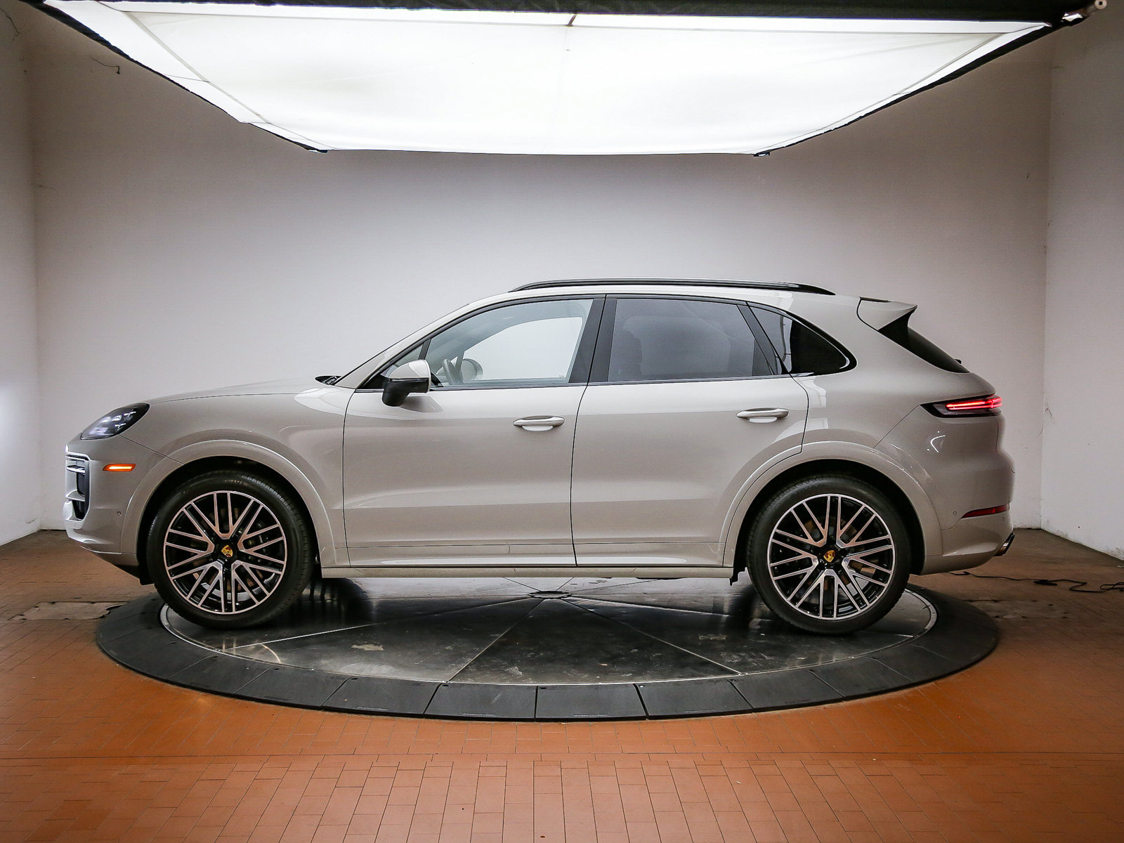 Certified 2024 Porsche Cayenne S AWD/4WD image 2