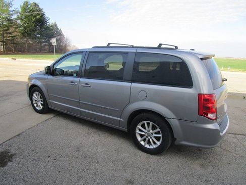 Used 2016 Dodge Grand Caravan SXT image 3