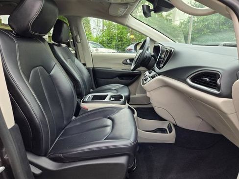 Used 2023 Chrysler Pacifica Touring-L FWD image 29