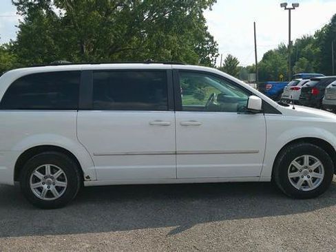 Used 2010 Chrysler Town & Country Touring FWD image 12