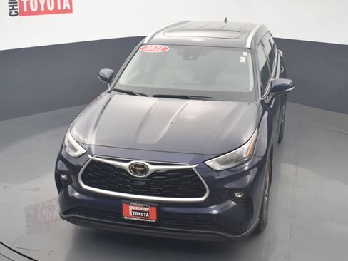 Used 2022 Toyota Highlander XLE AWD/4WD image 28