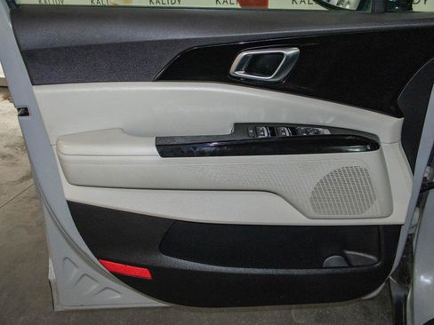 Used 2024 Kia Carnival EX FWD image 11