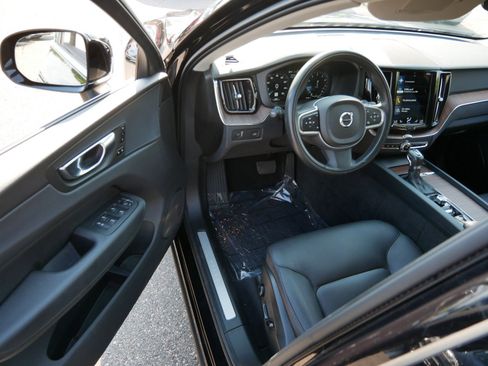 Used 2021 Volvo XC60 T5 Momentum w/ Premium Package AWD/4WD image 10