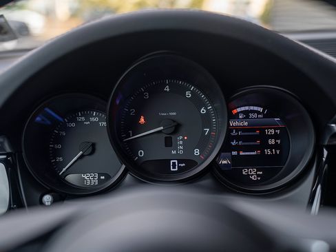 Certified 2025 Porsche Macan image 9