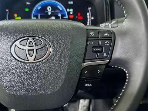 Used 2025 Toyota Camry SE image 23