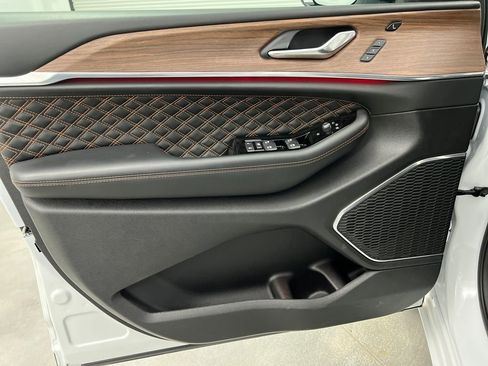 Used 2025 Jeep Grand Cherokee Summit image 11