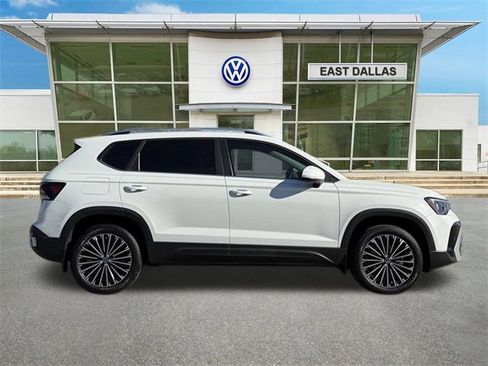 Certified 2025 Volkswagen Taos SE image 2