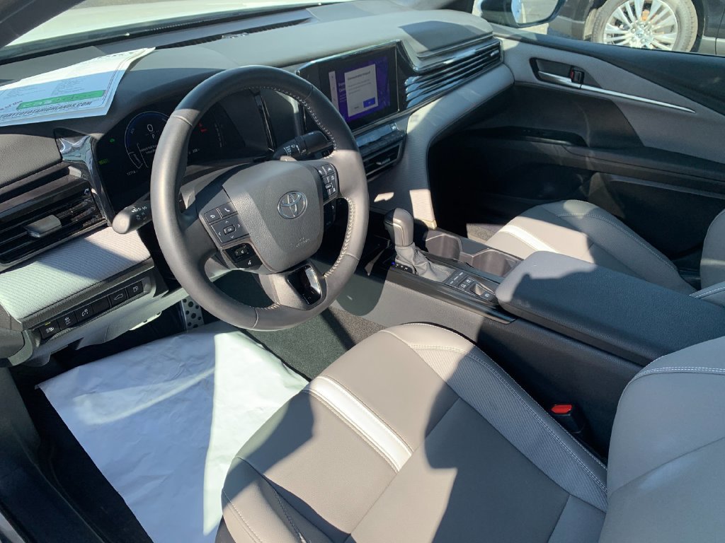 Used 2025 Toyota Camry SE w/ Convenience Package FWD image 11