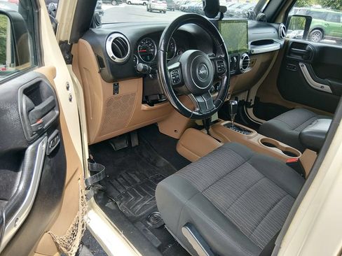 Used 2011 Jeep Wrangler Unlimited Sahara w/ Connectivity Group AWD/4WD image 10