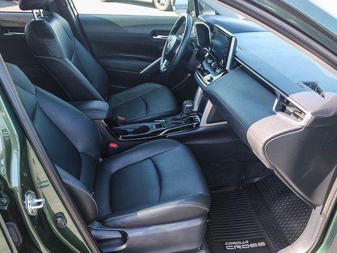 Used 2022 Toyota Corolla Cross XLE w/ Convenience Package FWD image 17
