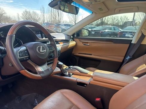 Used 2016 Lexus ES 350 350 w/ Luxury Package w/Wood Trim image 17