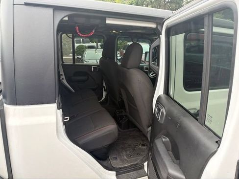 Used 2023 Jeep Gladiator Rubicon w/ Cold Weather Group AWD/4WD image 6