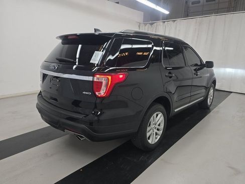 Used 2018 Ford Explorer XLT image 2