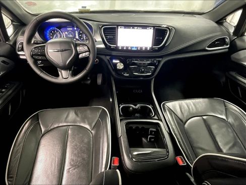 Used 2025 Chrysler Pacifica Limited image 22