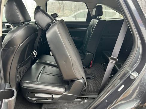 Used 2024 Kia Sorento S image 5