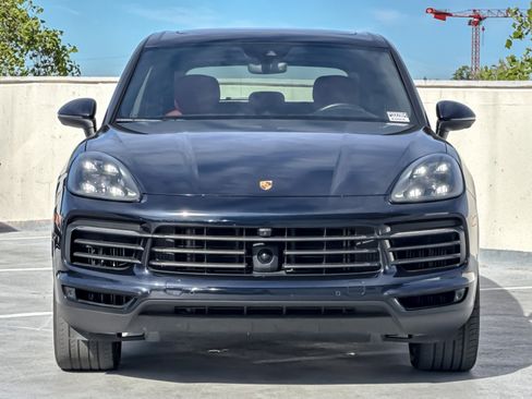 Certified 2023 Porsche Cayenne Platinum Edition image 11