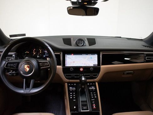 Used 2025 Porsche Macan image 23