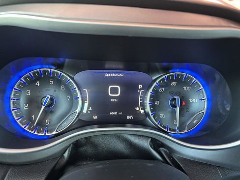 Used 2023 Chrysler Pacifica Touring-L FWD image 23