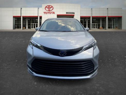 Used 2025 Toyota Sienna XLE FWD image 2