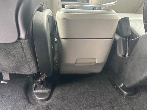 Used 2024 Chrysler Pacifica Select image 45