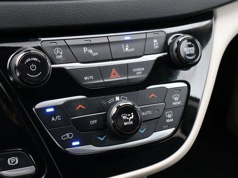 Used 2024 Chrysler Pacifica Touring-L image 32