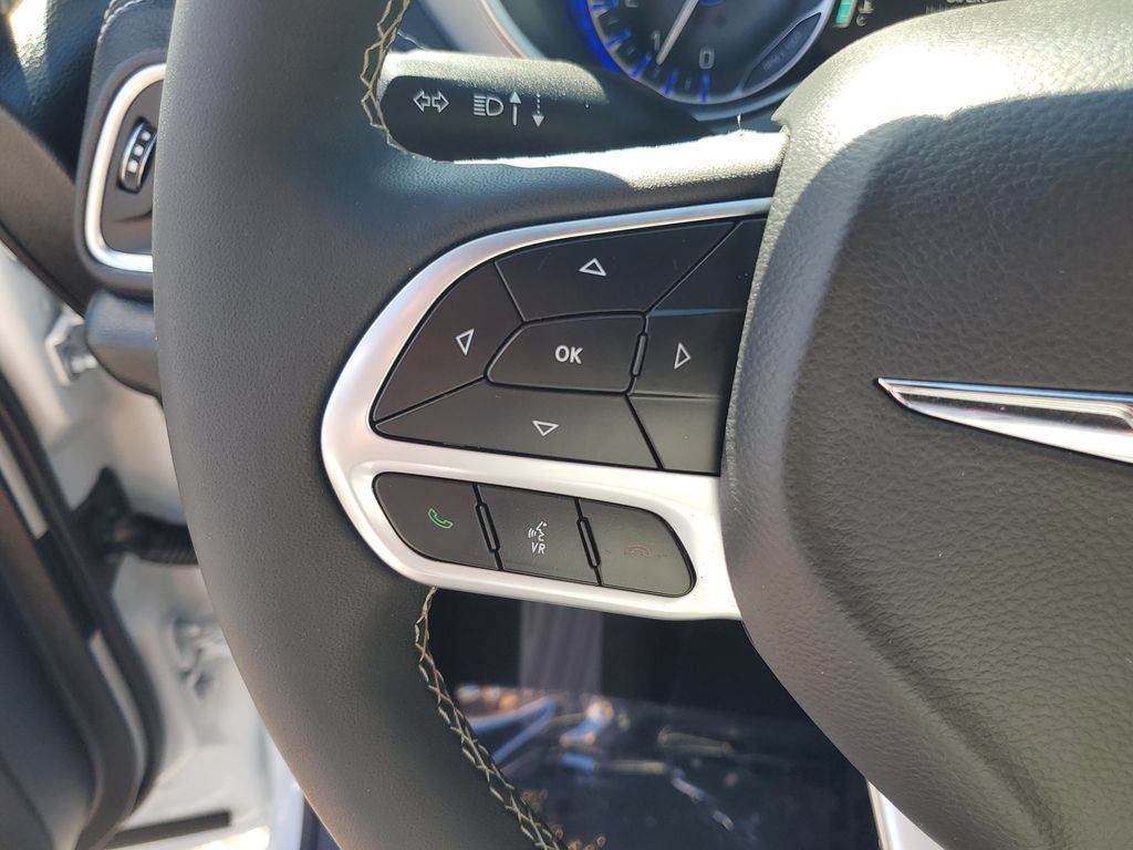 Used 2026 Chrysler Pacifica Limited FWD image 13
