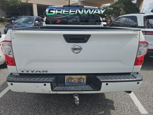 Used 2017 Nissan Titan SV image 5
