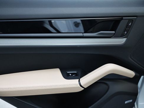 Certified 2025 Porsche Cayenne w/ Premium Package Plus image 27