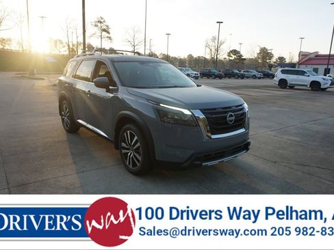 Used 2025 Nissan Pathfinder Platinum image 1