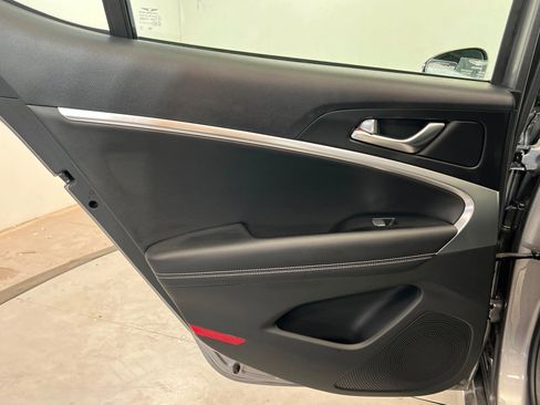 Used 2025 Genesis G70 2.5T image 19