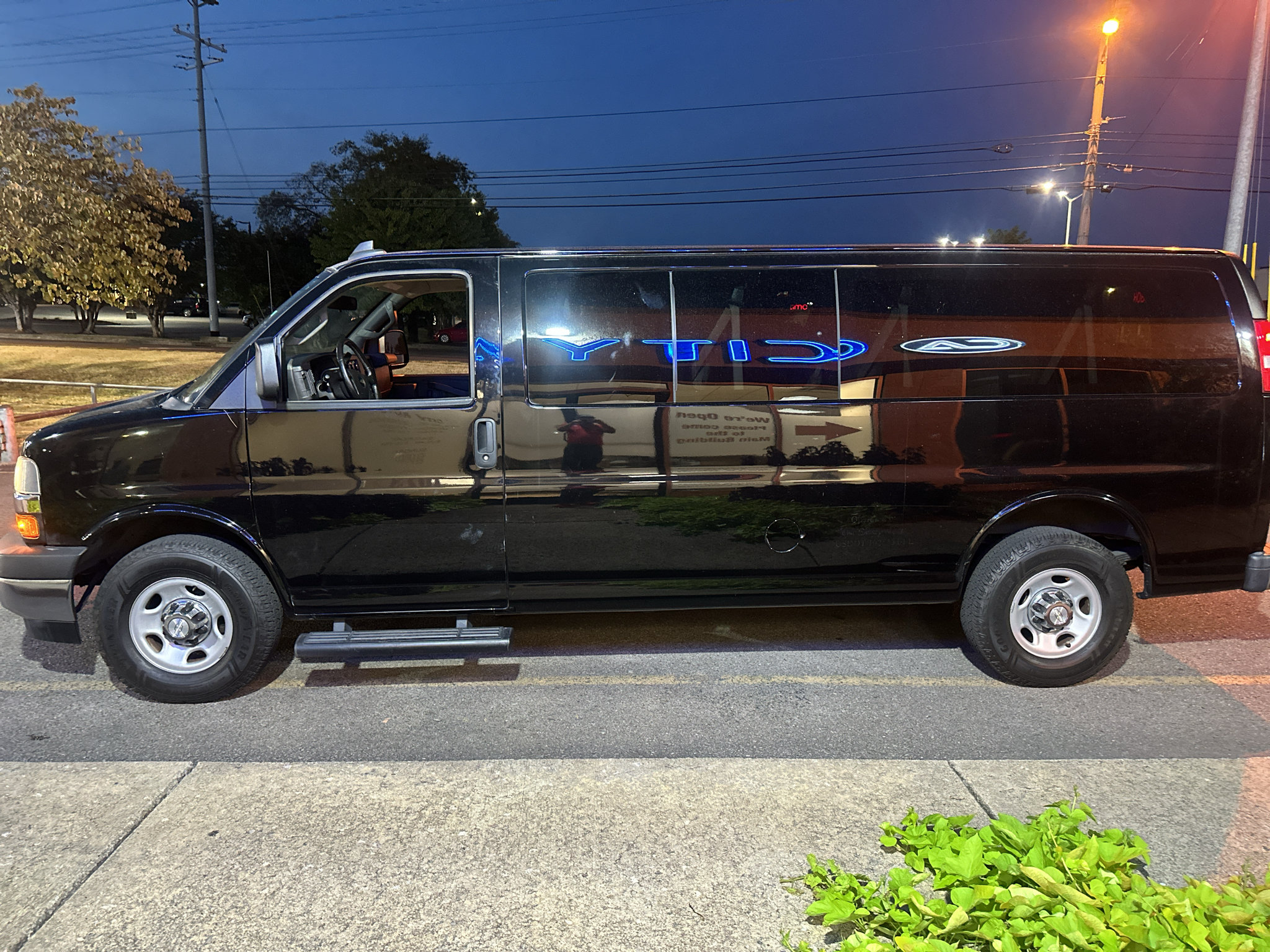 Used 2020 Chevrolet Express 3500 LT w/ LT Preferred Equipment Group RWD image 7