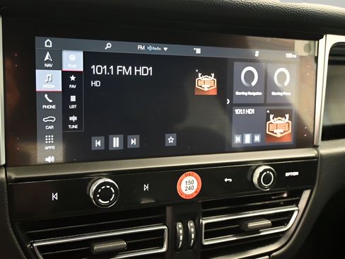 Used 2023 Porsche Macan AWD/4WD image 15