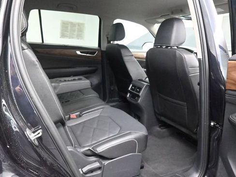 Used 2025 Volkswagen Atlas SE image 19