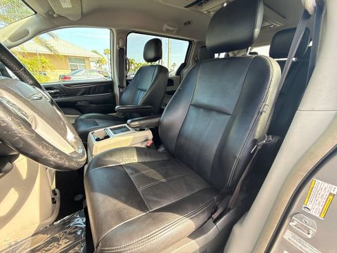 Used 2016 Chrysler Town & Country Touring FWD image 10