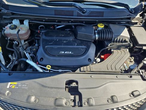 Used 2018 Chrysler Pacifica L FWD image 31