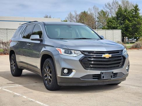 Used 2021 Chevrolet Traverse LT image 3