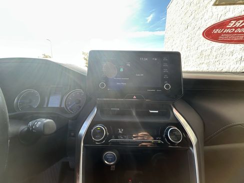 Certified 2021 Toyota Venza LE image 22