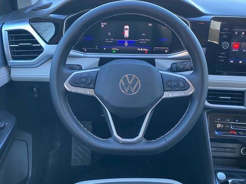 Used 2025 Volkswagen Taos SE image 5