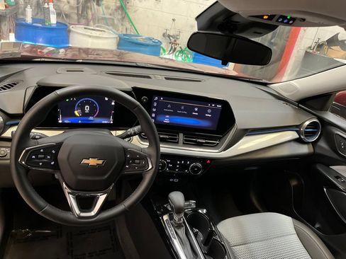 Used 2024 Chevrolet Trax LT w/ Driver Confidence Package FWD image 19