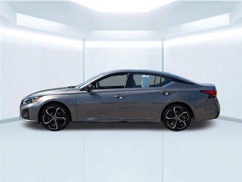 Used 2024 Nissan Altima 2.5 SR FWD image 2