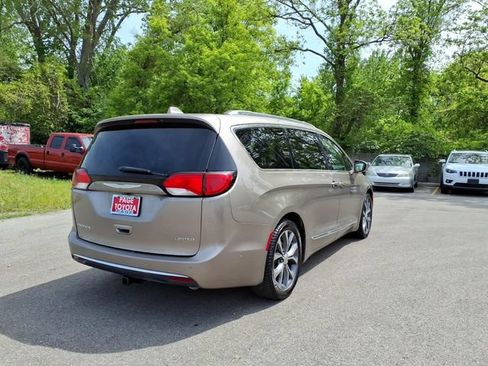 Used 2017 Chrysler Pacifica Limited FWD image 8