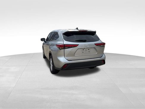 Used 2023 Toyota Highlander LE image 8