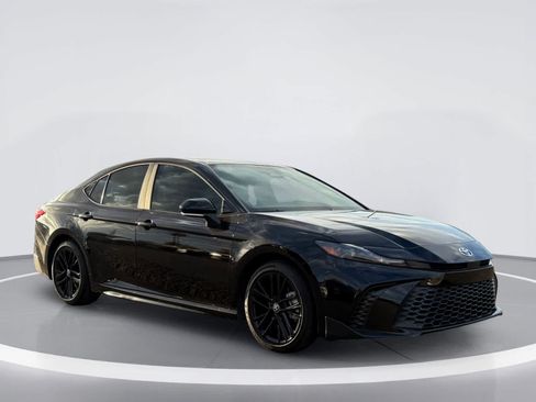 Used 2025 Toyota Camry SE w/ Convenience Package FWD image 6