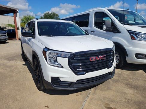 Used 2024 GMC Terrain SLE w/ Driver Convenience Package FWD image 3