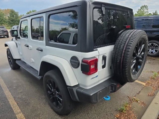 Used 2022 Jeep Wrangler Unlimited Sahara AWD/4WD image 9