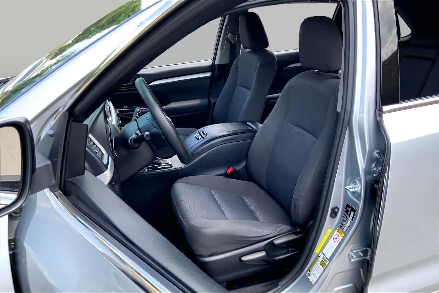 Used 2017 Toyota Highlander LE FWD image 8