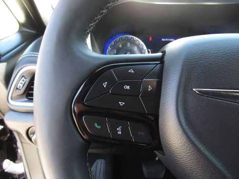 Used 2025 Chrysler Pacifica Limited FWD image 26