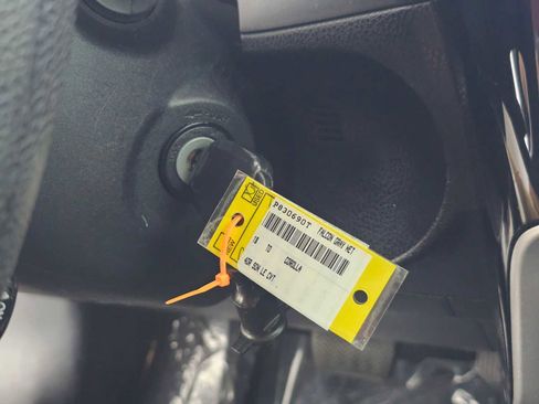 Used 2018 Toyota Corolla LE FWD image 30