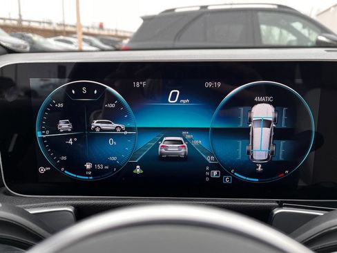 Used 2021 Mercedes-Benz GLB 250 4MATIC w/ Premium Package image 11